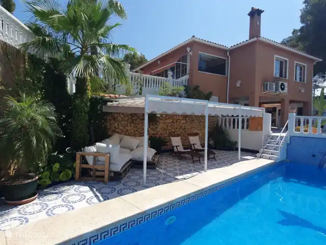 Perla en la montaña en España, Costa Blanca, La Nucía - casa pequeña  Piscina compartida