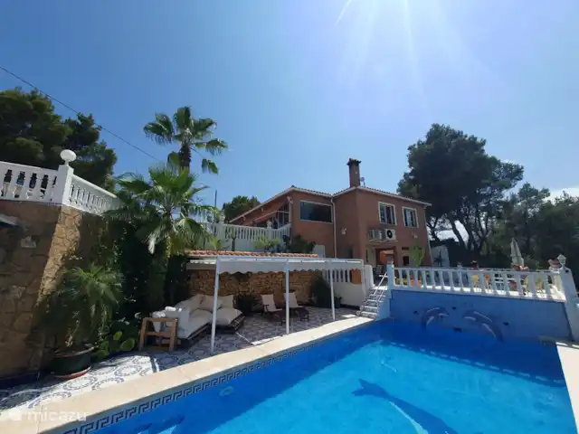 Perla en la montaña en España, Costa Blanca, La Nucía - casa pequeña  Piscina compartida