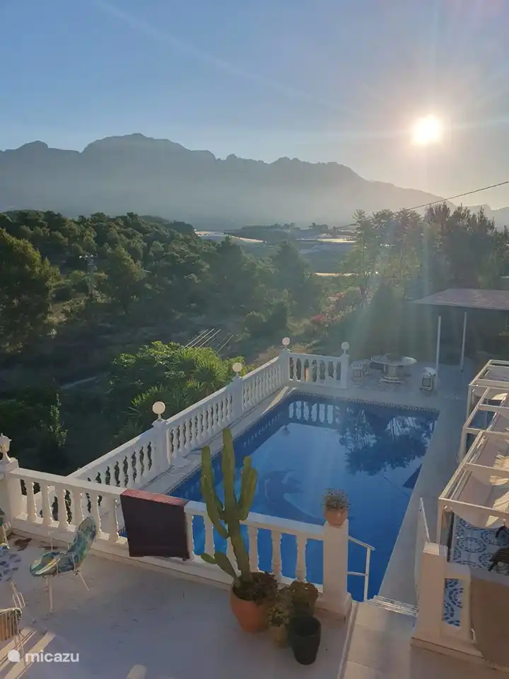 Der Gemeinschaftspool mit den Hausbesitzern