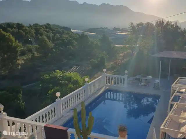 Perla en la montaña en España, Costa Blanca, La Nucía - casa pequeña  La piscina compartida con los propietarios de la casa