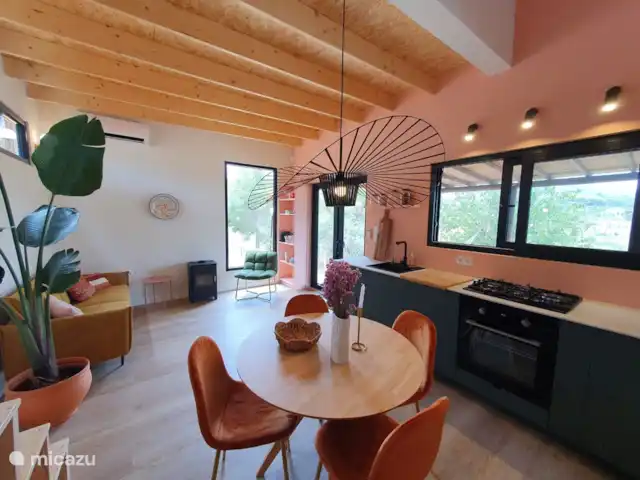 Perla en la montaña en España, Costa Blanca, La Nucía - casa pequeña  Salón/cocina