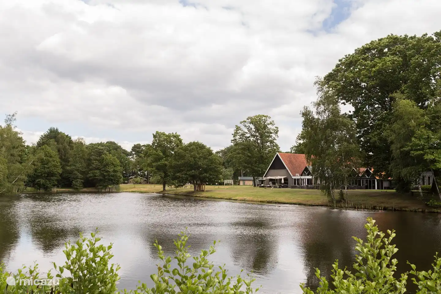 Etang dans le parc, le gîte est sur la gauche.