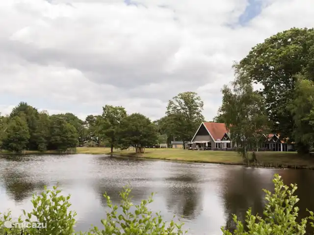 casa vacacional en Países Bajos, Overijssel, Denekamp – Casa Zinggraven Estanque en el parque, la cabaña está a la izquierda.