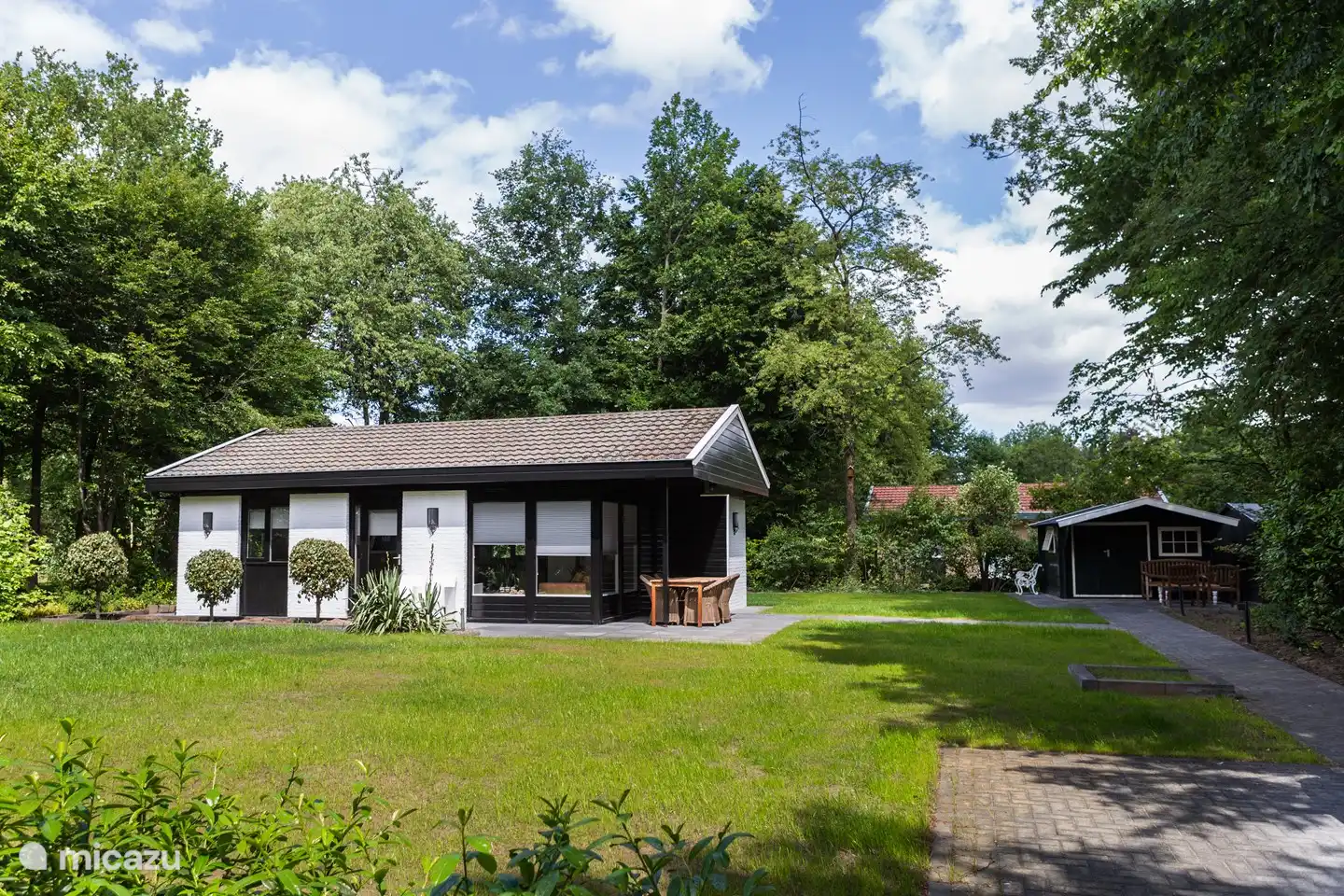 Places de parking et vue à l'arrivée.