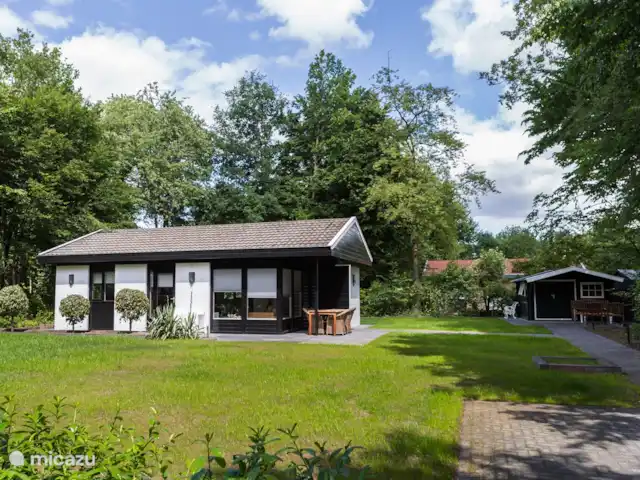 casa vacacional en Países Bajos, Overijssel, Denekamp – Casa Zinggraven Plazas de parking y vistas a la llegada.