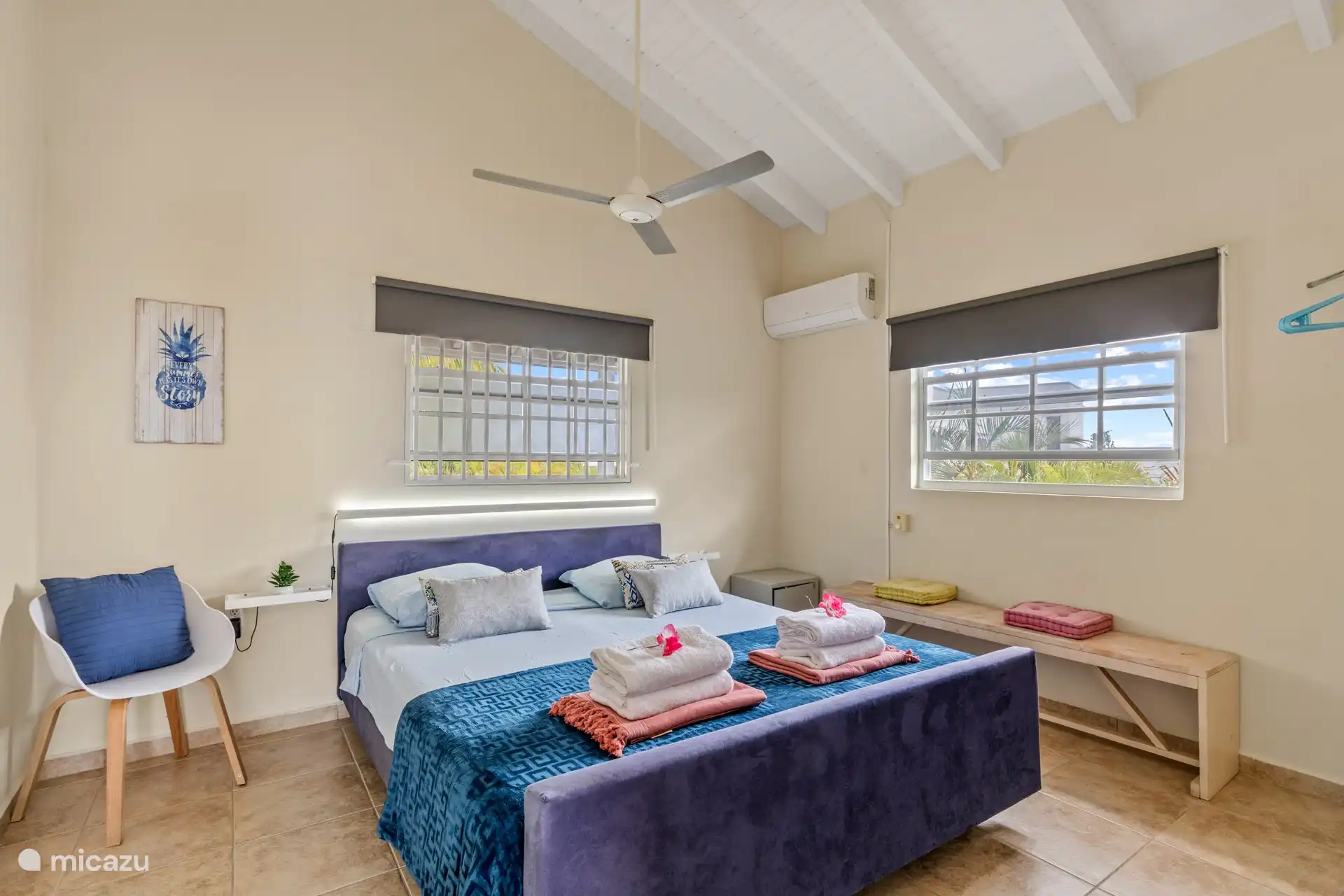 De masterbedroom met een tweepersoonsbed en een ruime badkamer en suite. Geniet van alle comfort en privacy die deze kamer te bieden heeft tijdens jouw verblijf bij ons. De kamer is voorzien van alle gemakken, zodat je optimaal kunt ontspannen na een dag vol avonturen.