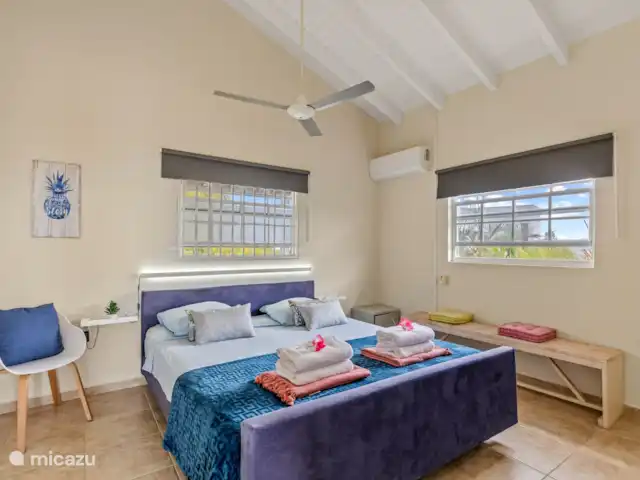 Casa Rubus | Curaçao, Banda Ariba (est), Vista Royal - villa La chambre principale avec un lit double et une salle de bain spacieuse en suite. Profitez de tout le confort et de l’intimité que cette chambre a à offrir pendant votre séjour chez nous. La chambre est équipée de tout le confort, afin que vous puissiez vous détendre au maximum après une journée pleine d’aventures.