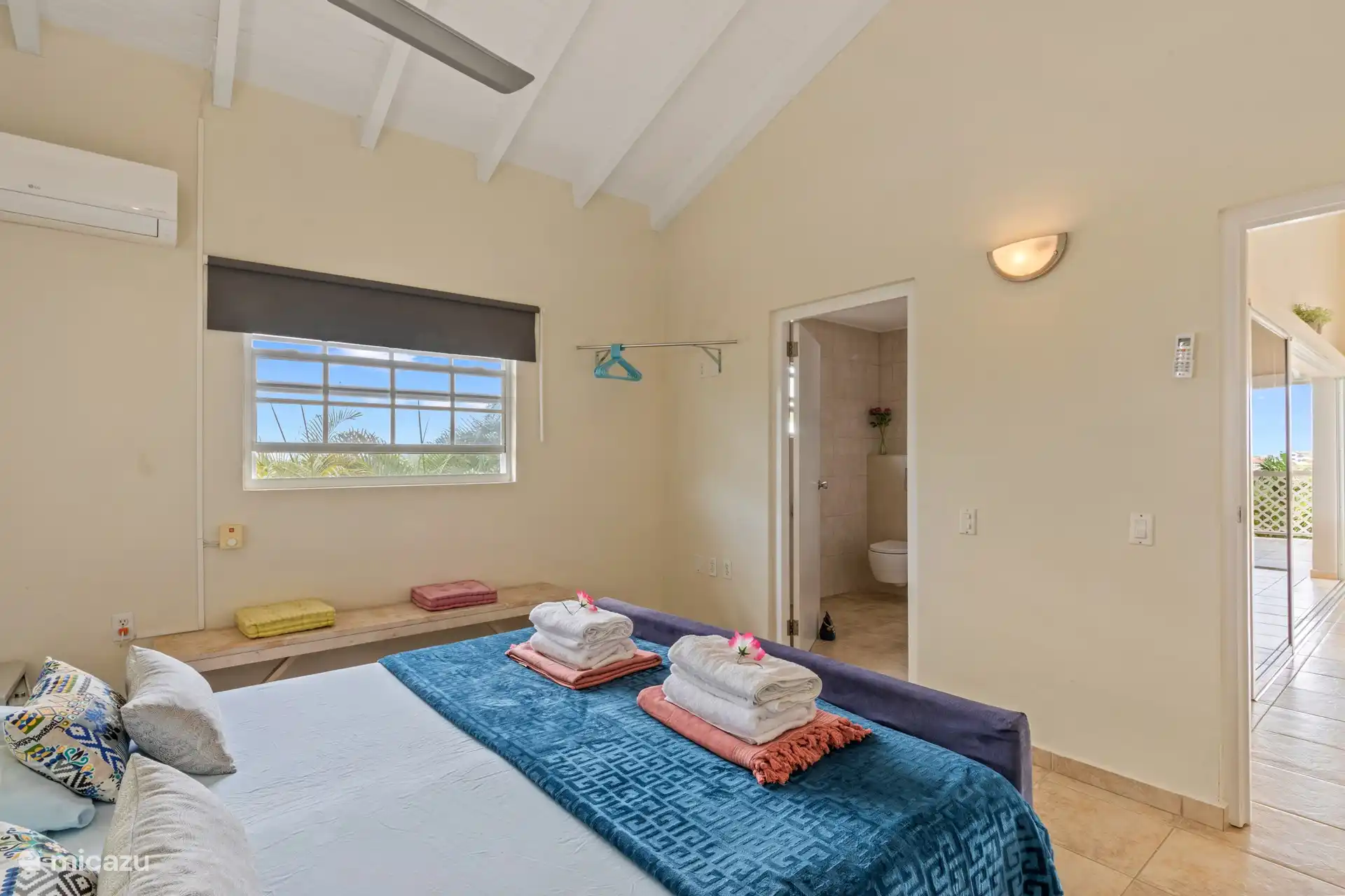 Masterbedroom met badkamer en suite