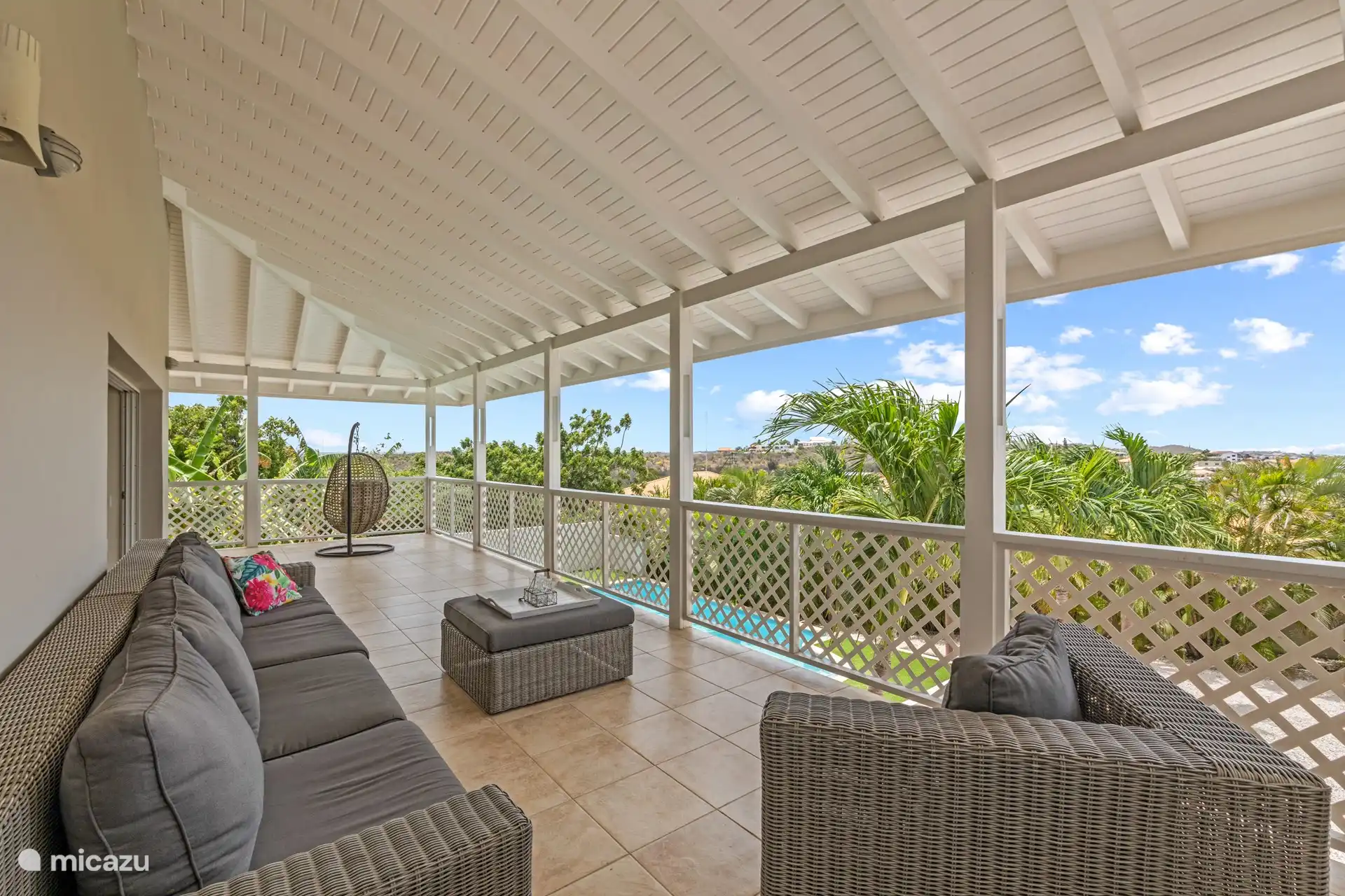 Ons terras biedt een adembenemend wijds uitzicht over het eiland. Geniet van een heerlijk ontbijt onder de stralende zon, ontspan met een goed boek in de schaduw, of geniet van van een romantische zonsondergang met een verfrissend drankje in de hand