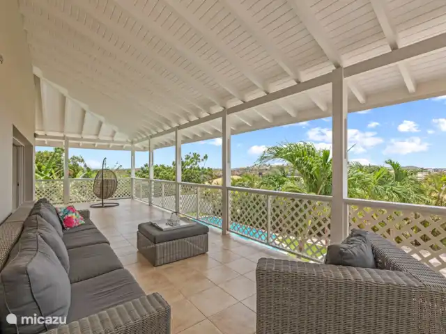 Casa Rubus | Curaçao, Banda Ariba (est), Vista Royal - villa Notre terrasse offre une vue imprenable et large sur l’île. Profitez d’un délicieux petit-déjeuner sous le soleil éclatant, détendez-vous avec un bon livre à l’ombre ou profitez d’un coucher de soleil romantique avec une boisson rafraîchissante à la main
