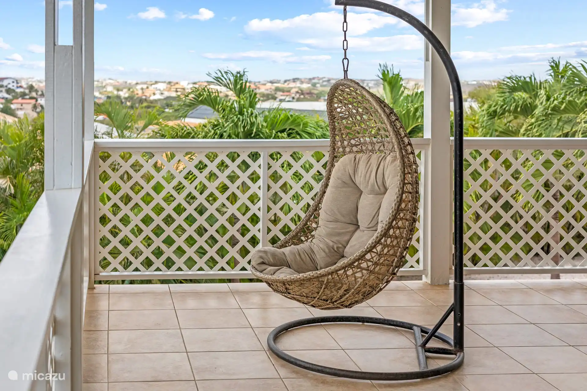 Deze hangstoel is de perfecte plek om te genieten van een goed boek, een kopje koffie of gewoonweg te mijmeren over het prachtige panorama voor je