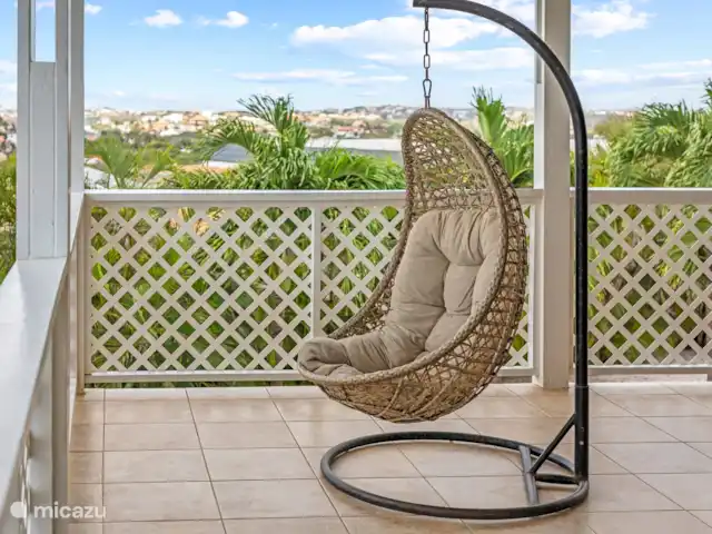 Casa Rubus | Curaçao, Banda Ariba (est), Vista Royal - villa Cette chaise hamac est l’endroit idéal pour profiter d’un bon livre, d’une tasse de café ou simplement contempler le magnifique panorama qui s’offre à vous