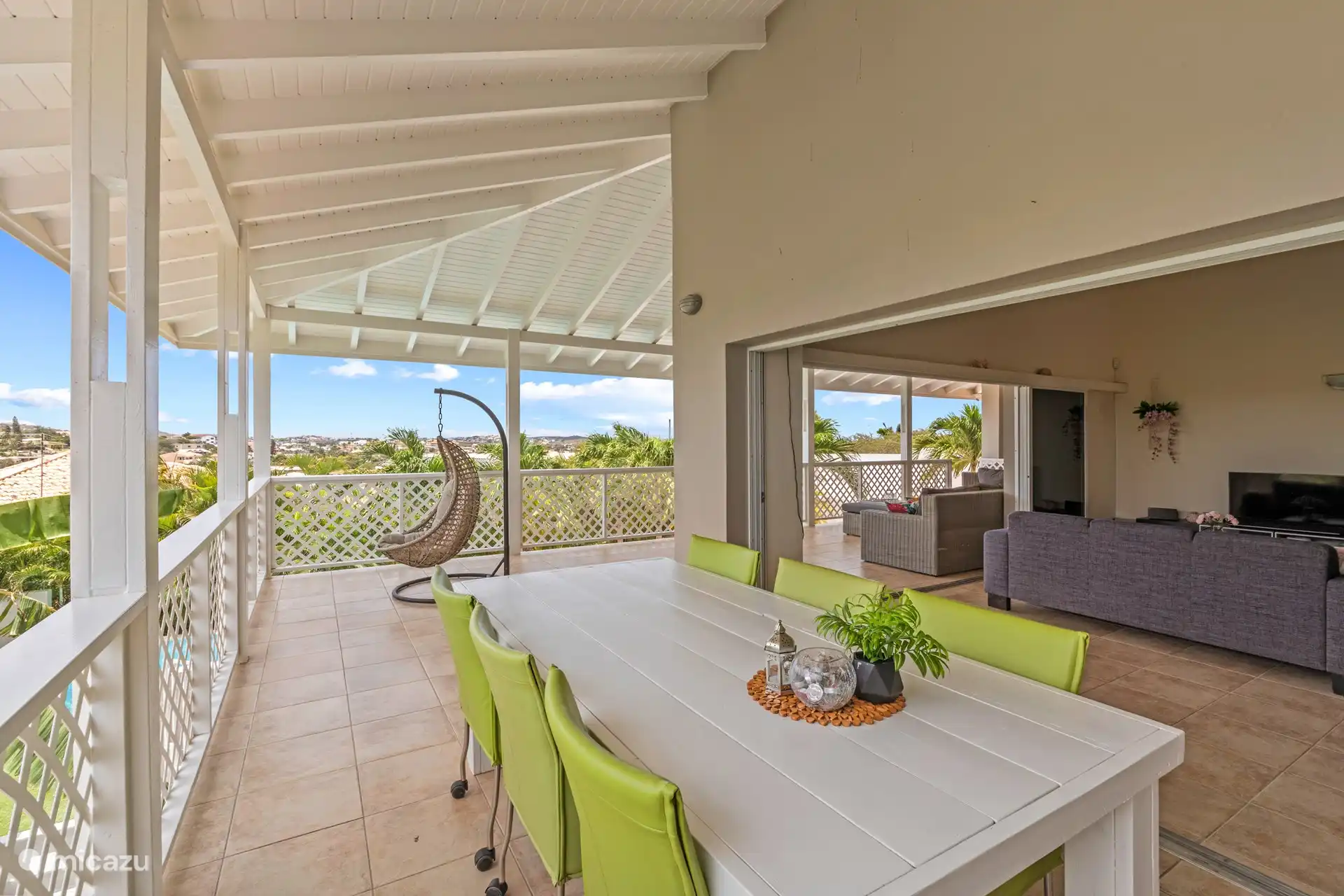 Geniet van een heerlijke maaltijd terwijl je uitkijkt over de schitterende omgeving. Of het nu gaat om een romantisch diner voor twee of een gezellige maaltijd met vrienden, deze eettafel biedt de ideale setting