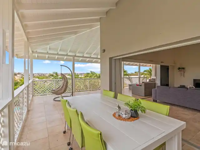 Casa Rubus | Curaçao, Banda Ariba (est), Vista Royal - villa Savourez un délicieux repas tout en admirant les magnifiques environs. Qu’il s’agisse d’un dîner romantique à deux ou d’un repas convivial entre amis, cette table à manger offre le cadre idéal