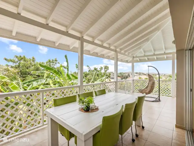 Casa Rubus | Curaçao, Banda Ariba (est), Vista Royal - villa Profitez d’une expérience culinaire unique avec notre belle table à manger donnant sur le jardin luxuriant et les majestueux bananiers. Détendez-vous et dégustez un délicieux repas tout en admirant la verdure apaisante qui vous entoure.