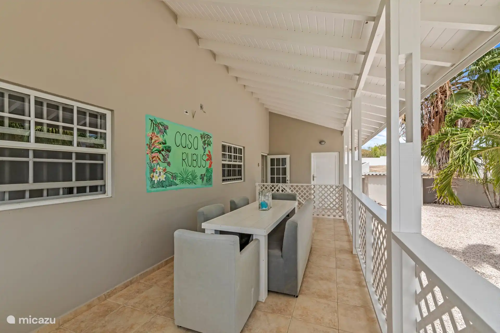 Casa Rubus heeft ook een terras aan de voorzijde waar je kunt genieten van het adembenemende uitzicht op de kokospalmen en het warme tropische windje.