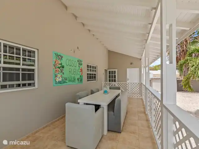 Casa Rubus | Curaçao, Banda Ariba (est), Vista Royal - villa Casa Rubus dispose également d’une terrasse à l’avant où vous pourrez profiter de la vue imprenable sur les cocotiers et la brise tropicale chaude.