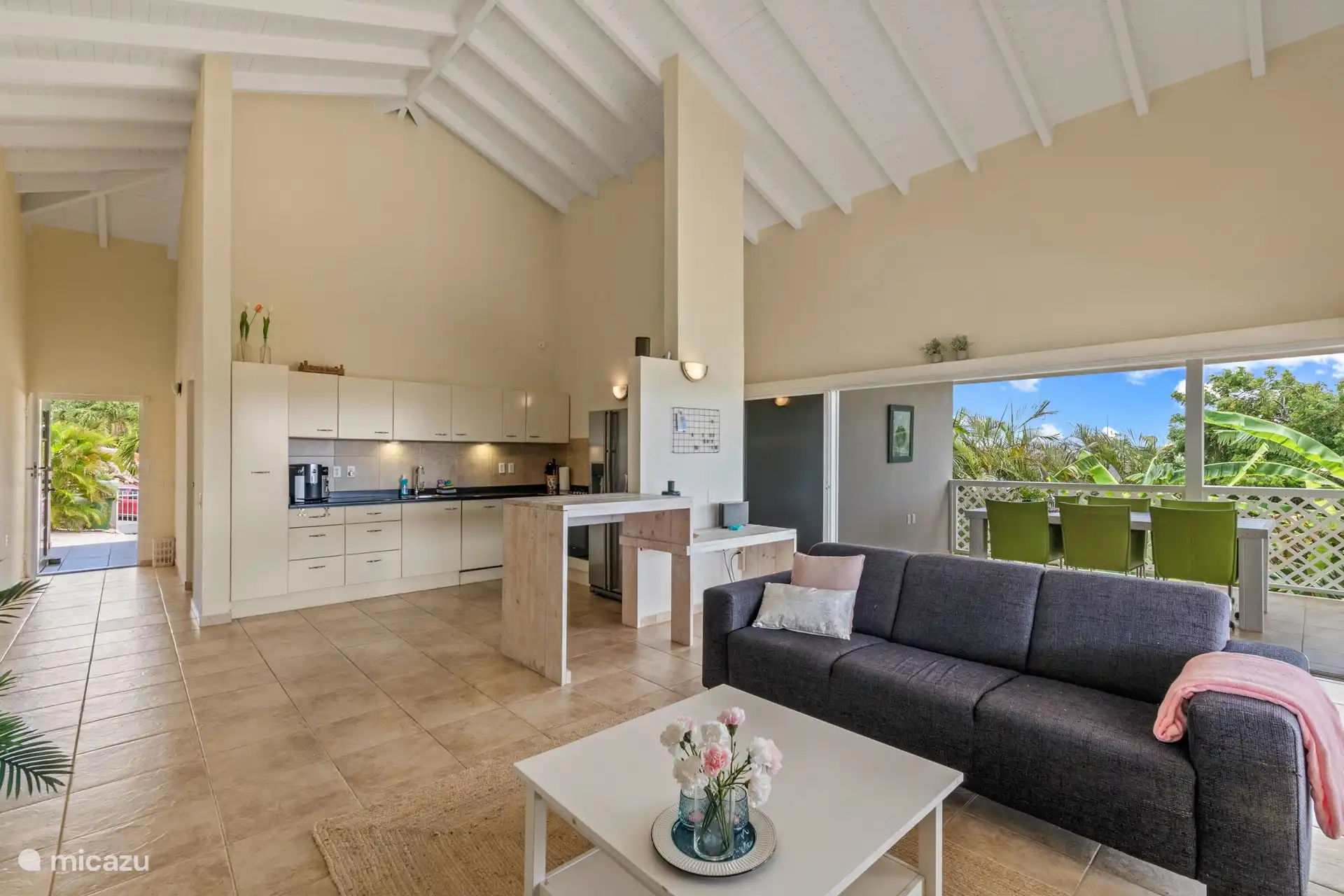 De ruime woonkamer met open keuken. Geniet van het comfortabele interieur en de moderne inrichting terwijl je ontspant op de bank of een heerlijke maaltijd bereid in de volledig uitgeruste keuken. De grote ramen zorgen voor veel natuurlijk licht en bieden een adembenemend uitzicht op de omgeving.