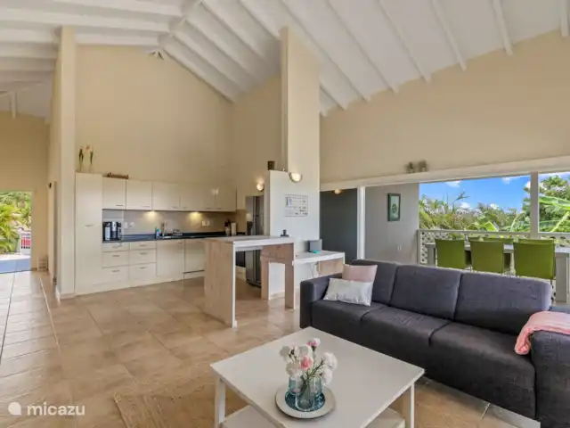 Casa Rubus | Curaçao, Banda Ariba (est), Vista Royal - villa Le salon spacieux avec cuisine ouverte. Profitez de l’intérieur confortable et de la décoration moderne tout en vous relaxant sur le canapé ou en dégustant un délicieux repas préparé dans la cuisine entièrement équipée. Les grandes fenêtres offrent beaucoup de lumière naturelle et offrent une vue imprenable sur les environs.
