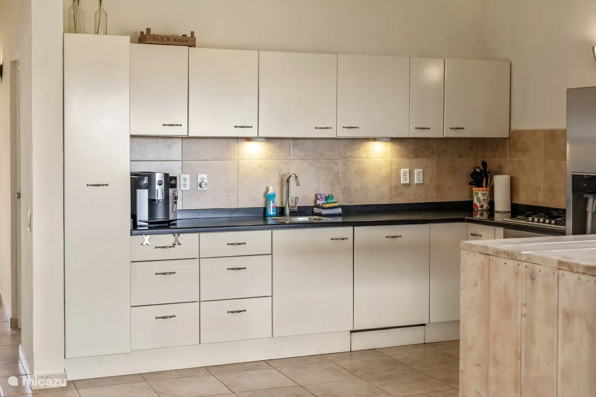 Van potten en pannen tot keukengerei en servies, u vindt in onze keuken alles wat u nodig heeft om uw favoriete gerechten te maken. En natuurlijk mag de koffiebonen machine niet ontbreken, zodat u op elk moment van de dag kunt genieten van een lekker kopje koffie.