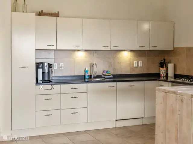 Casa Rubus | Curaçao, Banda Ariba (est), Vista Royal - villa Des casseroles aux ustensiles en passant par la vaisselle, vous trouverez tout ce dont vous avez besoin pour préparer vos plats préférés dans notre cuisine. Et bien sûr, la machine à café à grains ne doit pas manquer, afin que vous puissiez déguster une bonne tasse de café à tout moment de la journée.