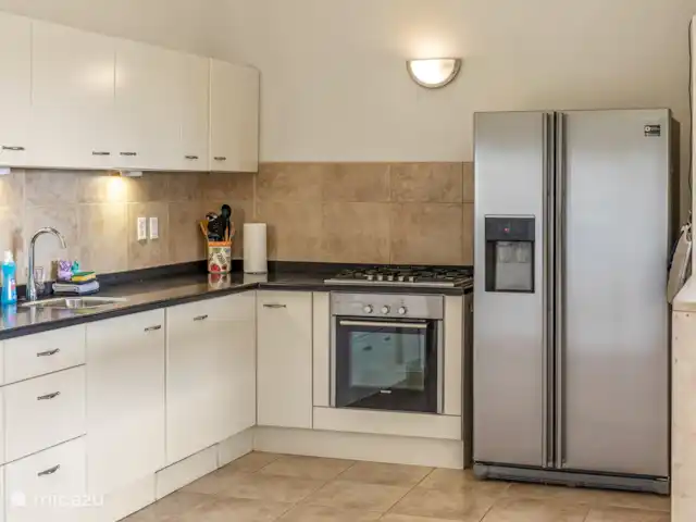 Casa Rubus | Curaçao, Banda Ariba (est), Vista Royal - villa Notre cuisine est équipée d’un réfrigérateur tropical à double porte avec machine à glaçons et distributeur d’eau, afin que vous puissiez toujours profiter d’une boisson rafraîchissante.