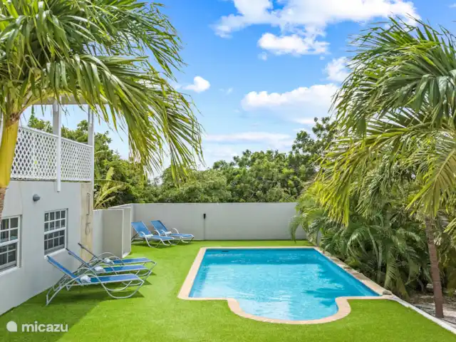 Casa Rubus | Curaçao, Banda Ariba (est), Vista Royal - villa Prenez place sur l’une des chaises longues au bord de la piscine et laissez les rayons du soleil briller sur votre visage.