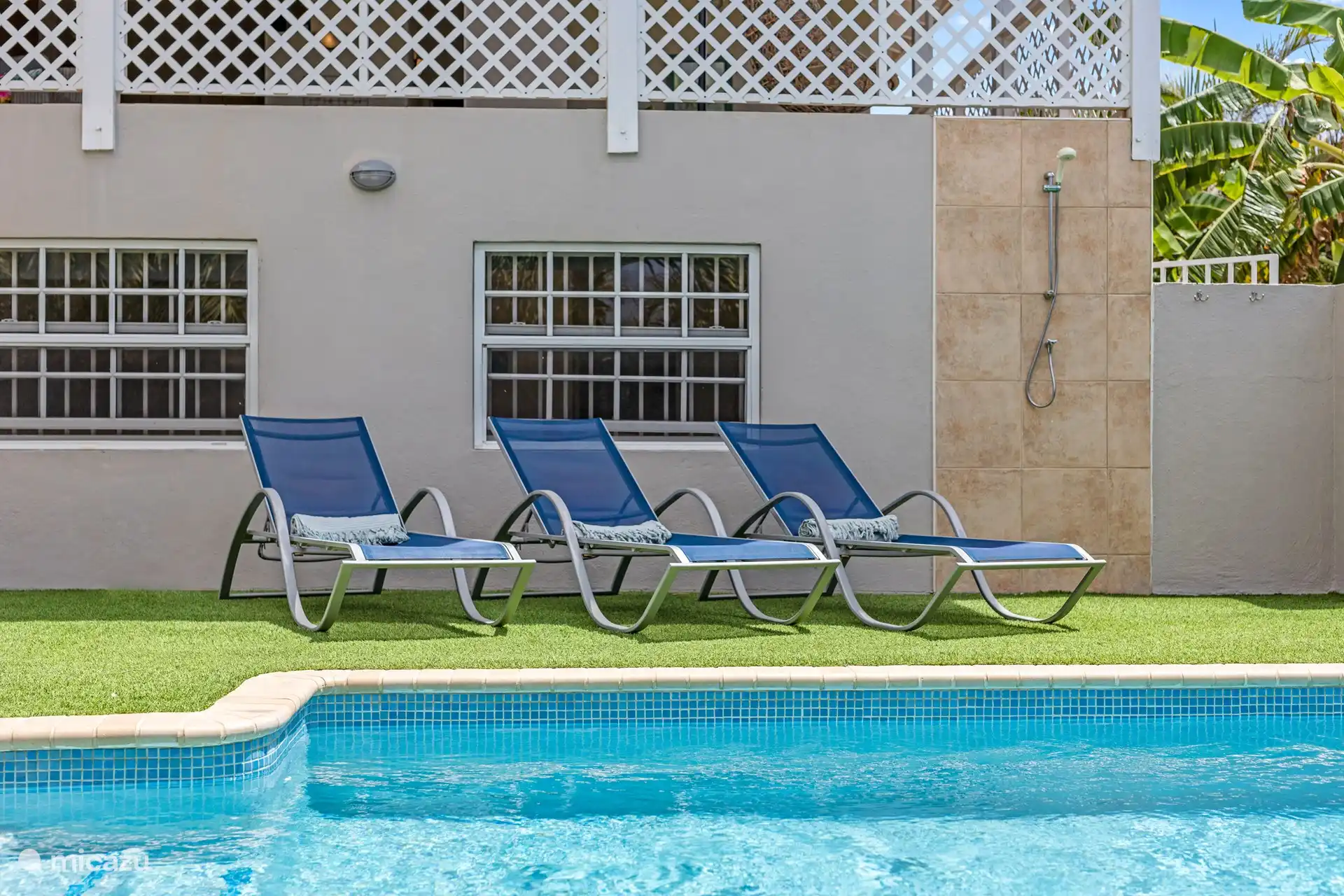 Geniet van de zonnestralen terwijl je ontspant op onze comfortabele ligbedjes en een verfrissende duik neemt in het kristalheldere water. Het perfecte toevluchtsoord voor een ontspannend  verblijf.