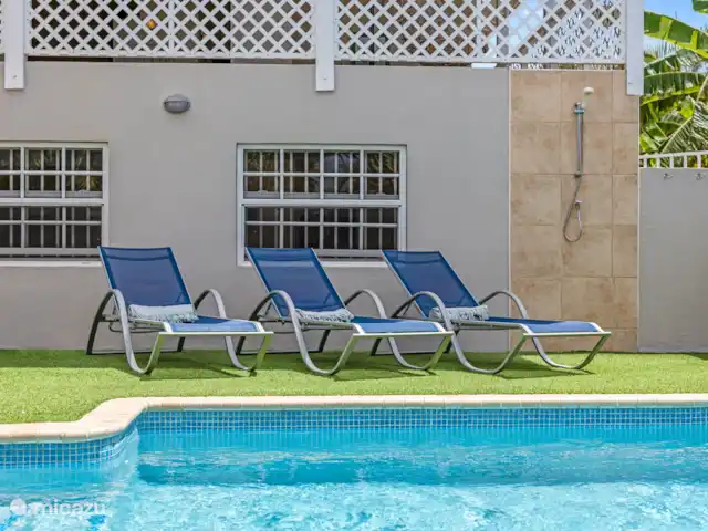 Casa Rubus | Curaçao, Banda Ariba (est), Vista Royal - villa Profitez des rayons du soleil en vous relaxant sur nos confortables chaises longues et faites un plongeon rafraîchissant dans les eaux cristallines. La retraite parfaite pour un séjour relaxant.