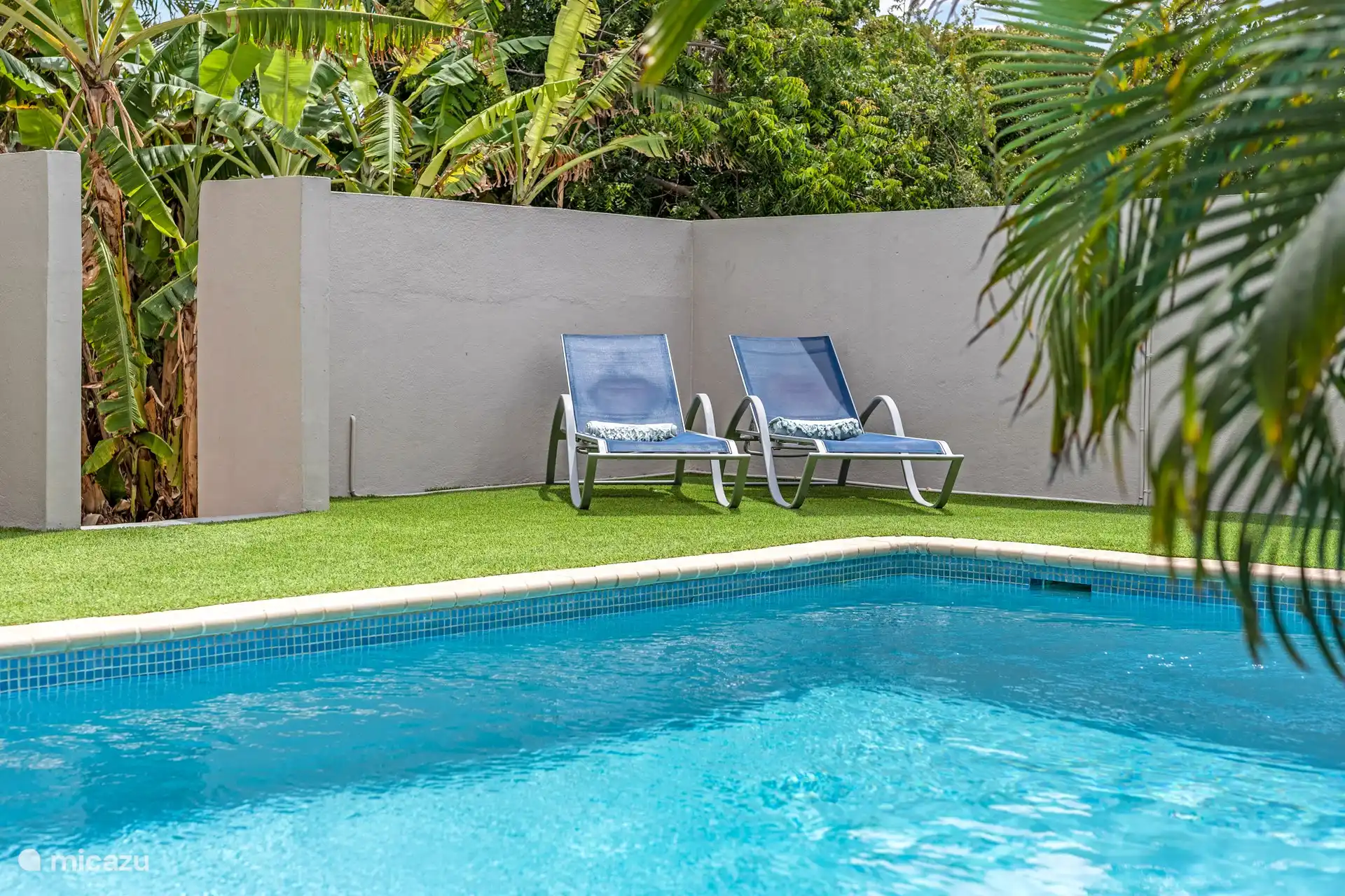 Kom tot rust en geniet van de zon bij onze comfortabele ligbedjes aan het zwembad. Met een verfrissend drankje in de hand en een goed boek bij de hand, is er geen betere plek om te ontspannen tijdens jouw verblijf bij ons.
