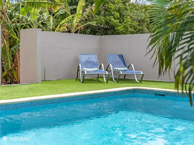 Casa Rubus | Curaçao, Banda Ariba (est), Vista Royal - villa Détendez-vous et profitez du soleil sur nos confortables chaises longues au bord de la piscine. Avec une boisson rafraîchissante à la main et un bon livre à portée de main, il n’y a pas de meilleur endroit pour se détendre pendant votre séjour chez nous.