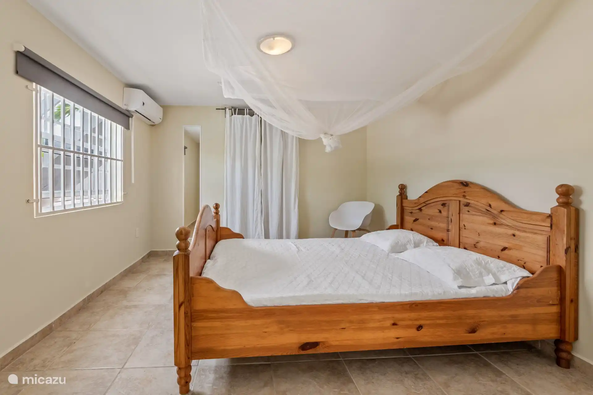 De eenvoudig ingerichte slaapkamer is perfect voor reizigers die op zoek zijn naar een comfortabele en rustige plek om te verblijven. De kamer is voorzien van een comfortabel tweepersoonsbed en een kleine inloopkast waar u uw kleding en spullen kunt opbergen