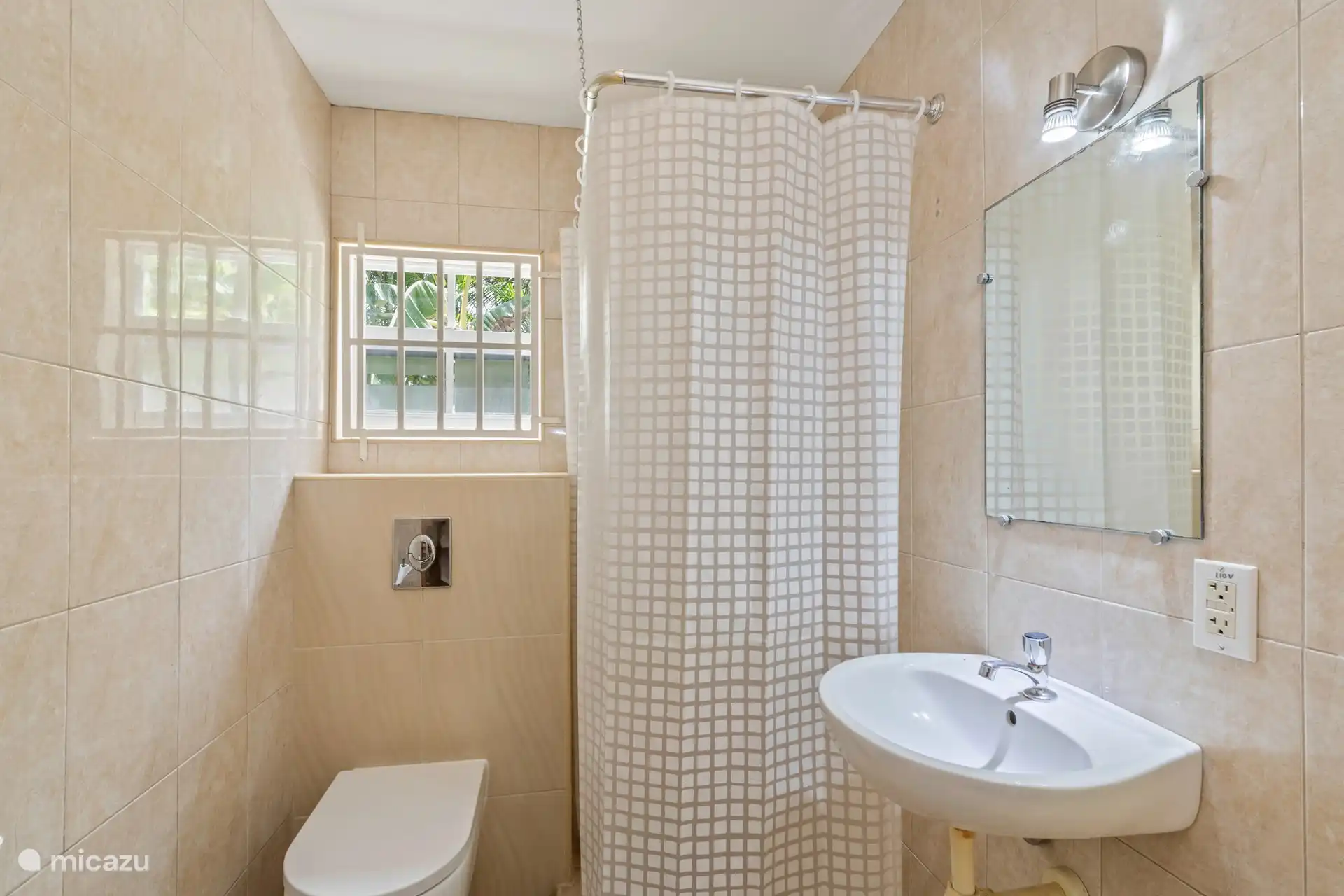 Geniet van een verblijf in het appartement, inclusief een eigen badkamer met een ruime douche, wastafel en toilet. Begin uw dag ontspannen onder een verfrissende douche en fris uzelf op aan de wastafel met alles wat u nodig heeft.