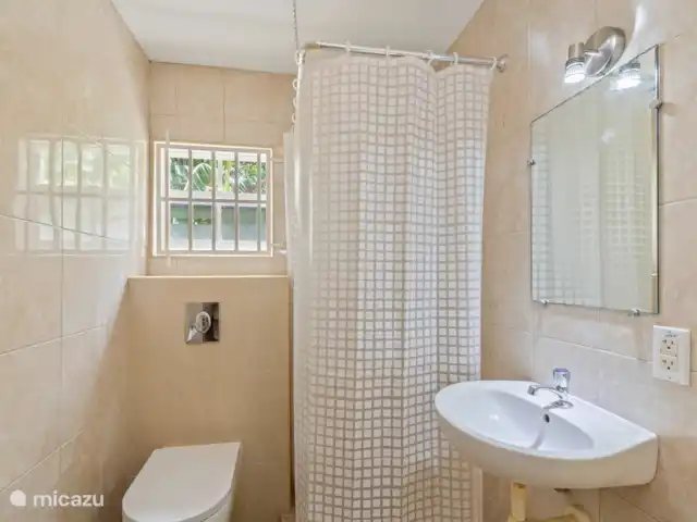 Casa Rubus | Curaçao, Banda Ariba (est), Vista Royal - villa Profitez d’un séjour dans l’appartement, comprenant une salle de bain privative avec une douche spacieuse, un lavabo et des toilettes. Commencez votre journée en vous relaxant sous une douche rafraîchissante et rafraîchissez-vous au lavabo avec tout ce dont vous avez besoin.