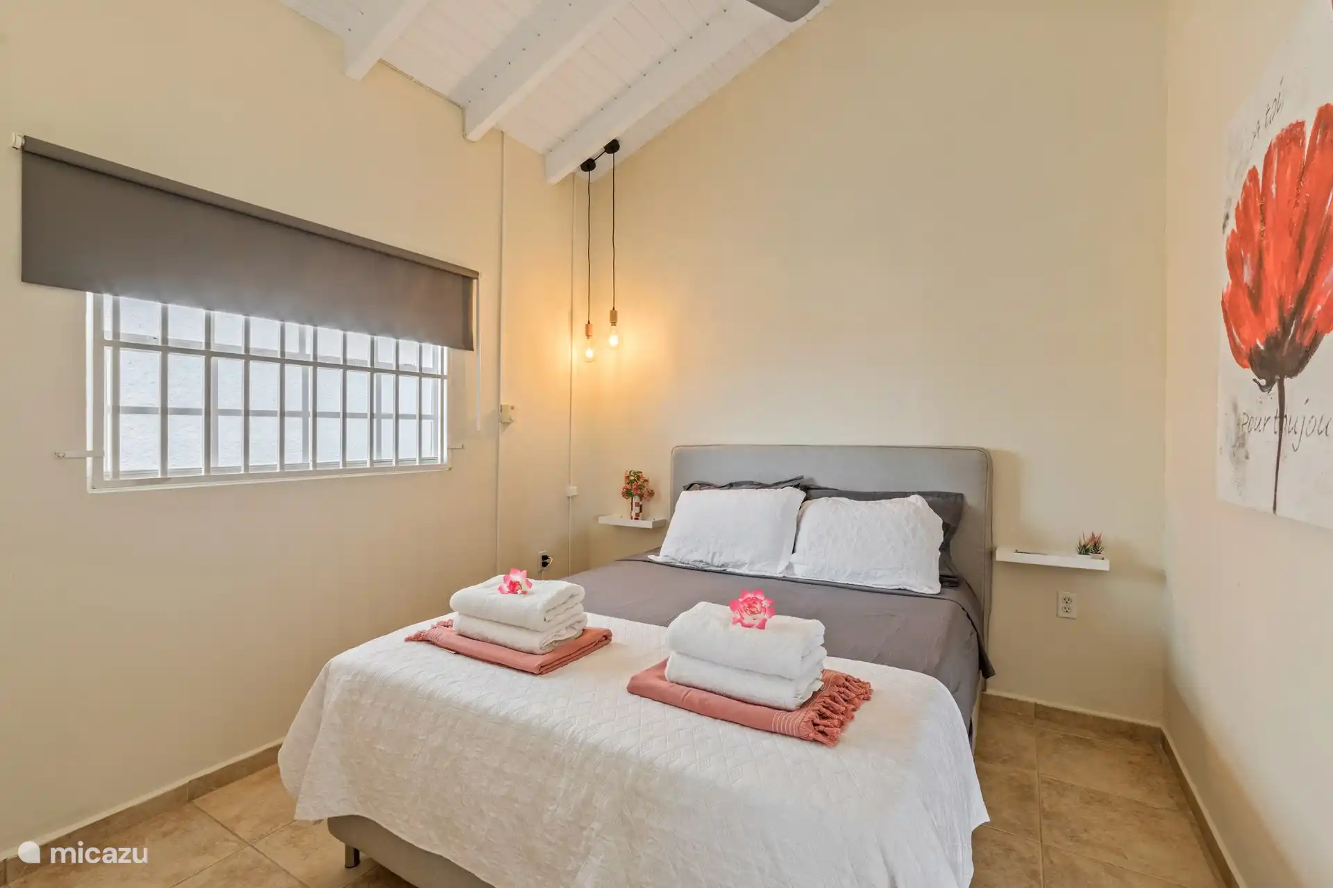 In onze sfeervolle slaapkamer vind je een comfortabel tweepersoons bed waar je heerlijk tot rust kunt komen na een lange dag. 