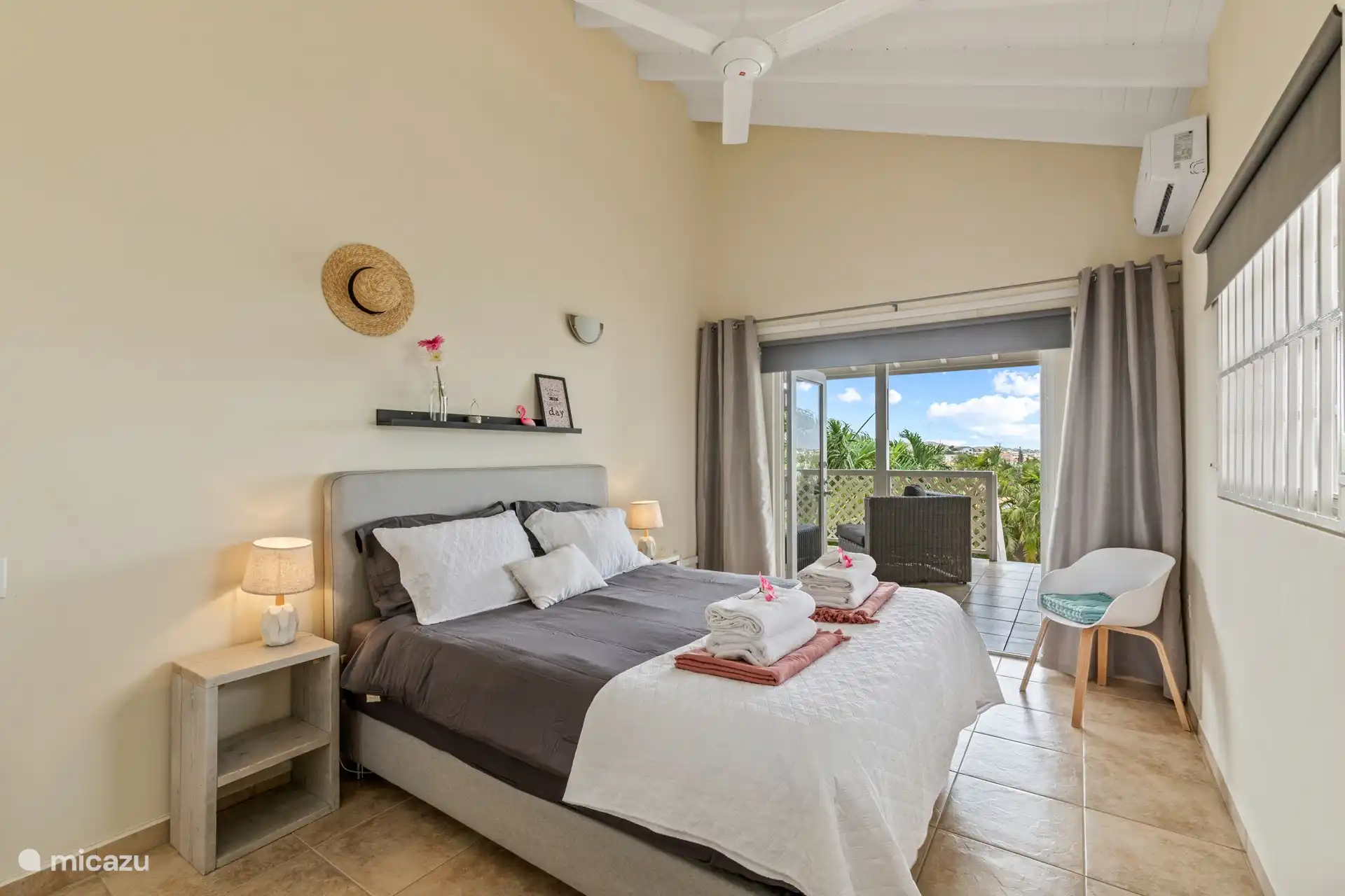 Slaapkamer 2;  Deze slaapkamer heeft een comfortabel tweepersoonsbed en biedt toegang tot het terras. Het is de perfecte plek om na een lange dag te ontspannen en te genieten van het uitzicht.