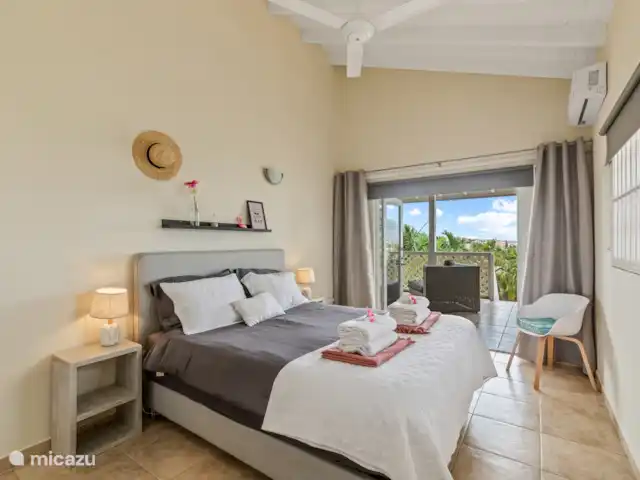 Casa Rubus | Curaçao, Banda Ariba (est), Vista Royal - villa Chambre 2 ;  Cette chambre dispose d’un lit double confortable et offre un accès à la terrasse. C’est l’endroit idéal pour se détendre après une longue journée et profiter de la vue.