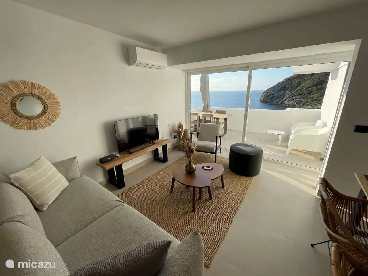 Cozy living room with 3-seater, armchair, ottoman, TV, Daikin air conditioning, JBL box. From the living room you also have a beautiful view of the sea.