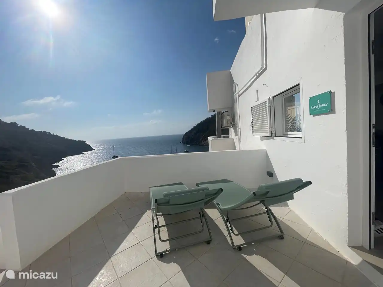 Terrace at the front door of the apartment with an unobstructed view of the bay of Cala Llonga. The terrace is equipped with 2 sun loungers.