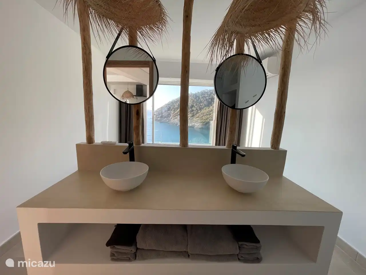 Integrated bathroom of room 1 with 2 washbasins, spacious walk-in shower, toilet and built-in cupboard.