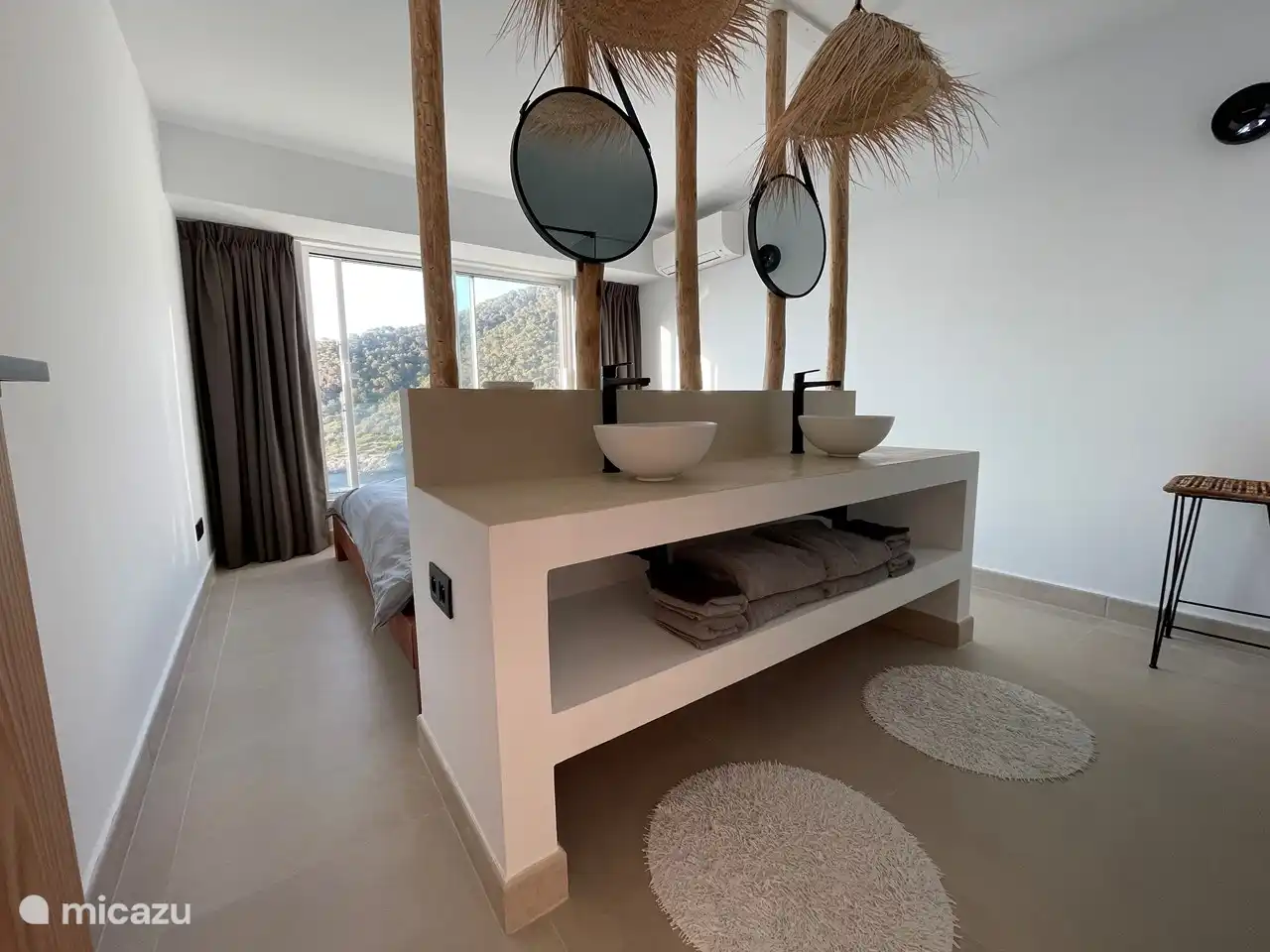 Integrated bathroom of room 1 with 2 washbasins, spacious walk-in shower, toilet and built-in cupboard.