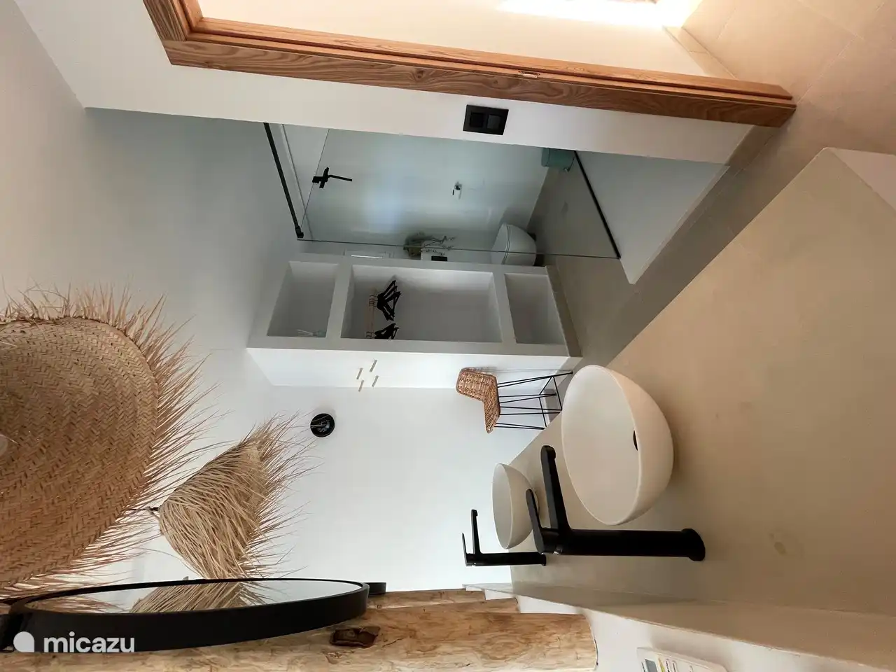 Integrated bathroom of room 1 with 2 washbasins, spacious walk-in shower, toilet and built-in cupboard.