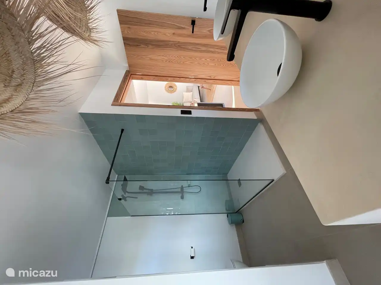 Integrated bathroom of room 1 with 2 washbasins, spacious walk-in shower, toilet and built-in cupboard.