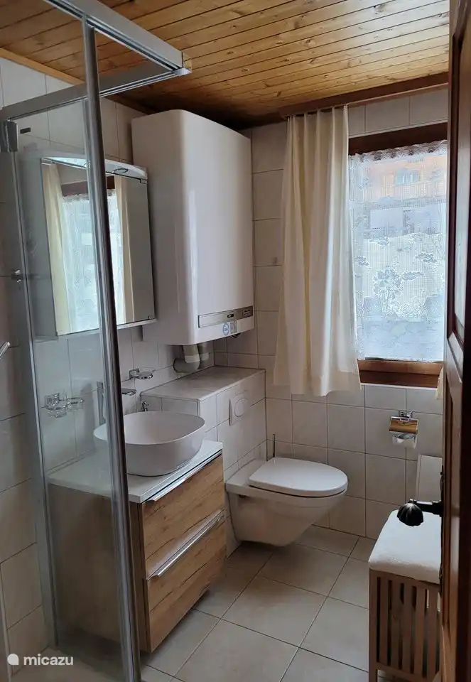 1 Badezimmer mit Lavabo Dusche Toilette 