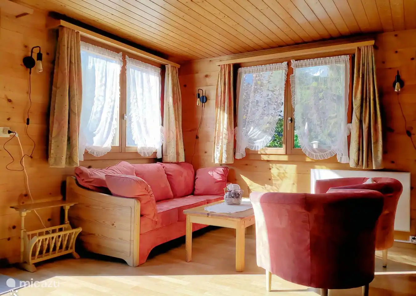 Im ersten Stock ist ein gemütliches offenes Wohnzimmer mit moderner offener Küche.