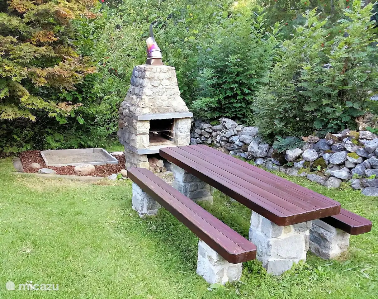 ege- und Spielwiese mit Garten-Cheminée und zahlreichen Sitzmöglichkeiten.