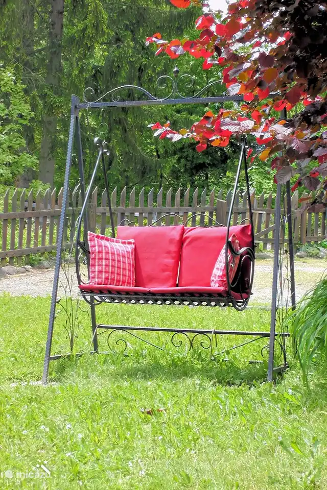 Mit Liege- und Spielwiese mit Garten-Cheminée und zahlreichen Sitzmöglichkeiten.