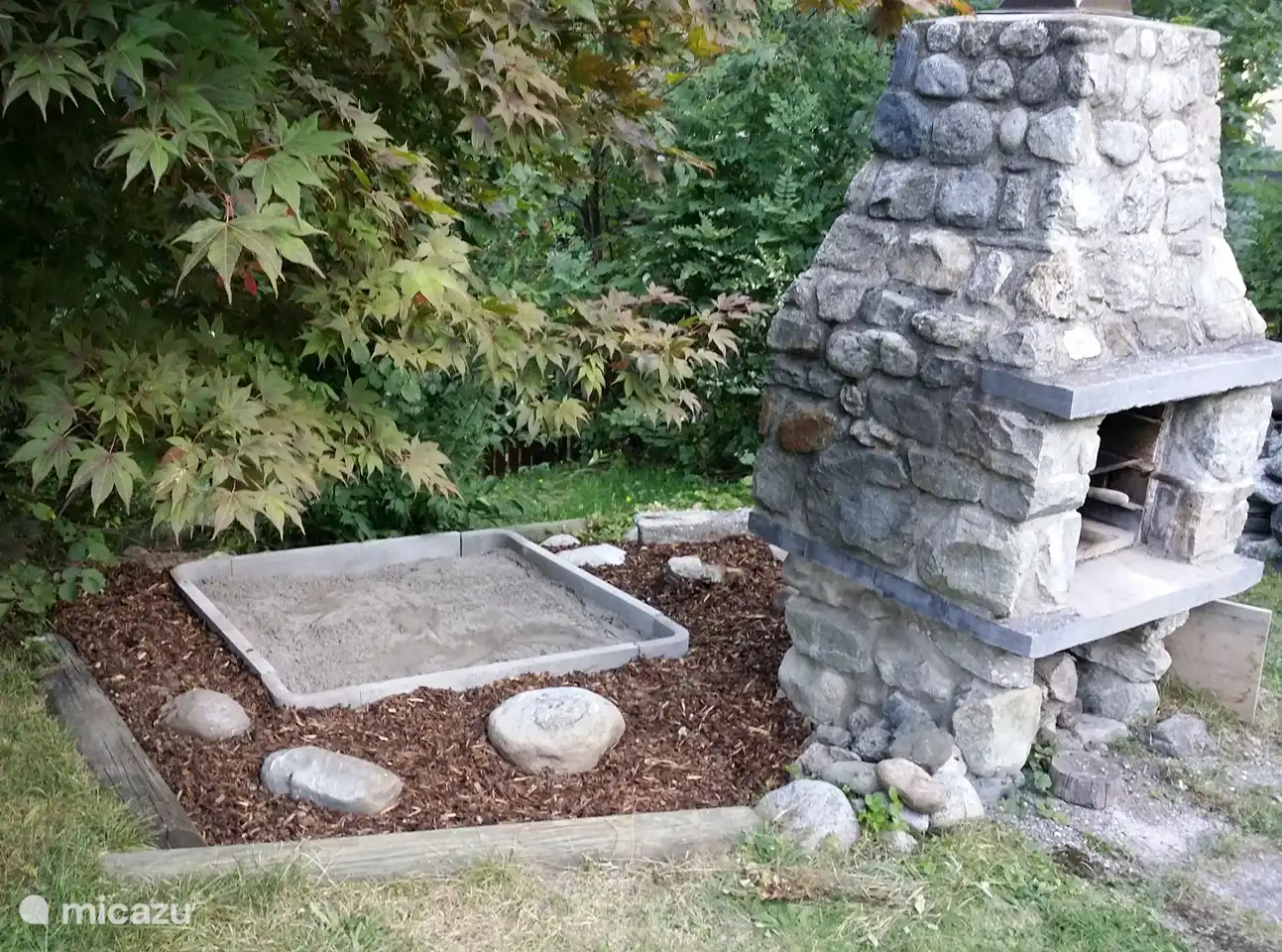  Liege- und Spielwiese mit Garten-Cheminée und zahlreichen Sitzmöglichkeiten.