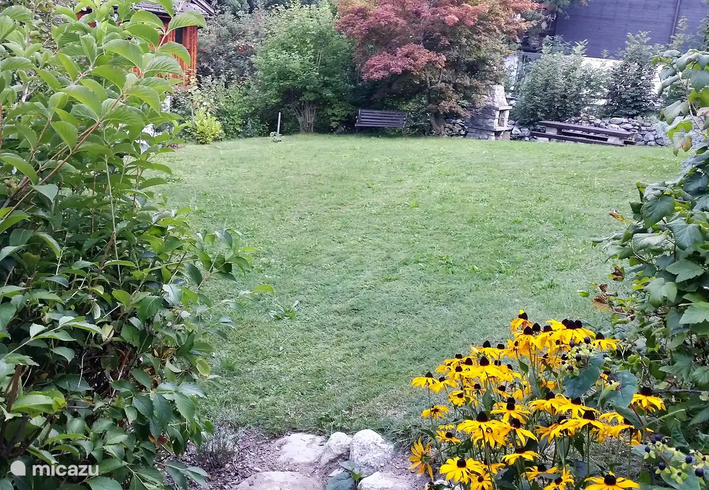  Liege- und Spielwiese mit Garten-Cheminée und zahlreichen Sitzmöglichkeiten.