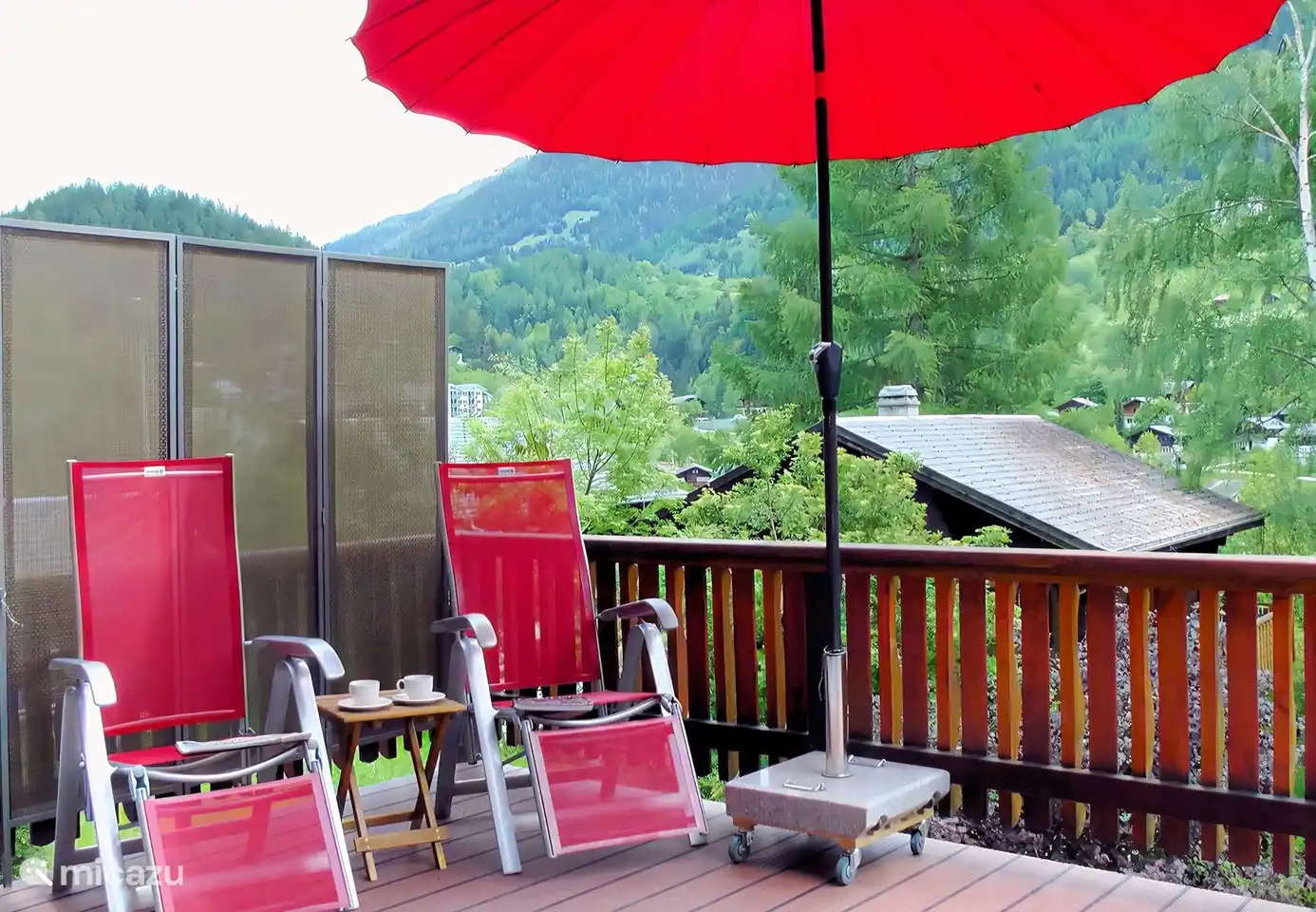 Die Obere Wohnung hat einen großen Balkon auf 2 Seiten des Hauses, so dass Sie die Sonne den ganzen Tag genießen können.